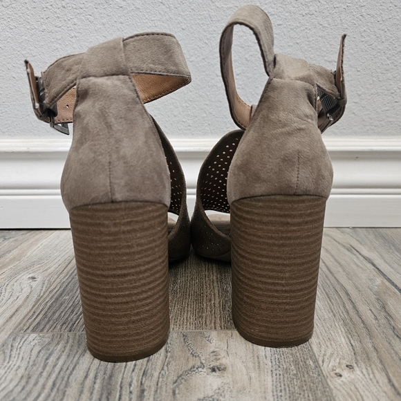 Universal Thread heels - Picture 2 of 4